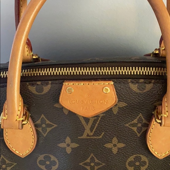 Eye catching 💓LV crossbody💓 - Picture 8 of 16